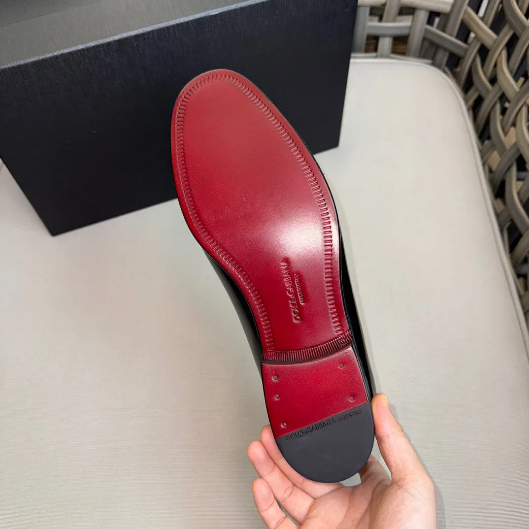 💰¥960 D&G cowhide moccasin loafers for men｜Embellished with DG hardware nameplate｜Made of imported calfskin｜Retro and shiny texture complement each other｜Release charming tones to outline a confident posture｜Imported calfskin + cowhide lining + Italian leather outsole Size: 39-44 (38.45 custom-made)